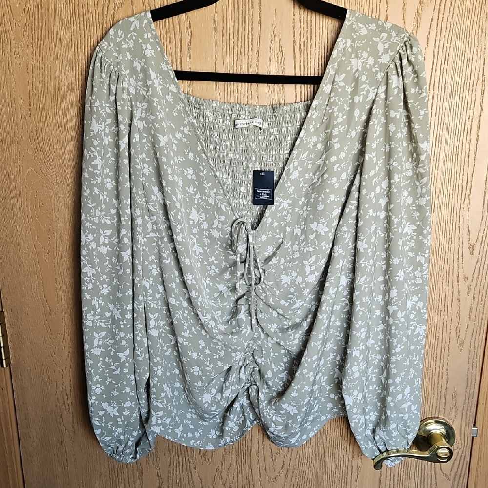 NWT Abercrombie & Fitch Sage Floral Blouse - Picture 2 of 8